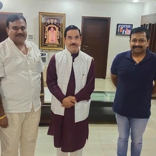 CaptNagappa's tweet photo. Received Rajosthova award wishes from Hon'ble Union Minister of Parliamentary Affairs Shri Pralhad Joshi and Shri Jagadish Shettar at Namma Hubballi. https://t.co/BkkST1LTI7