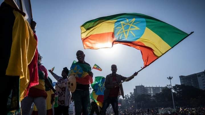 MelkamuTesfa2's tweet photo. ኢትዮጲያን በተለመልኩ ሲዘርፍ እና ሲበላት የኖር እኩልነት ወይም አድነት ሲመጣ
ጥቅሙ ሲቀርበት የተጨቆነ ይመሥለዋል https://t.co/Uk1qwC2mQg