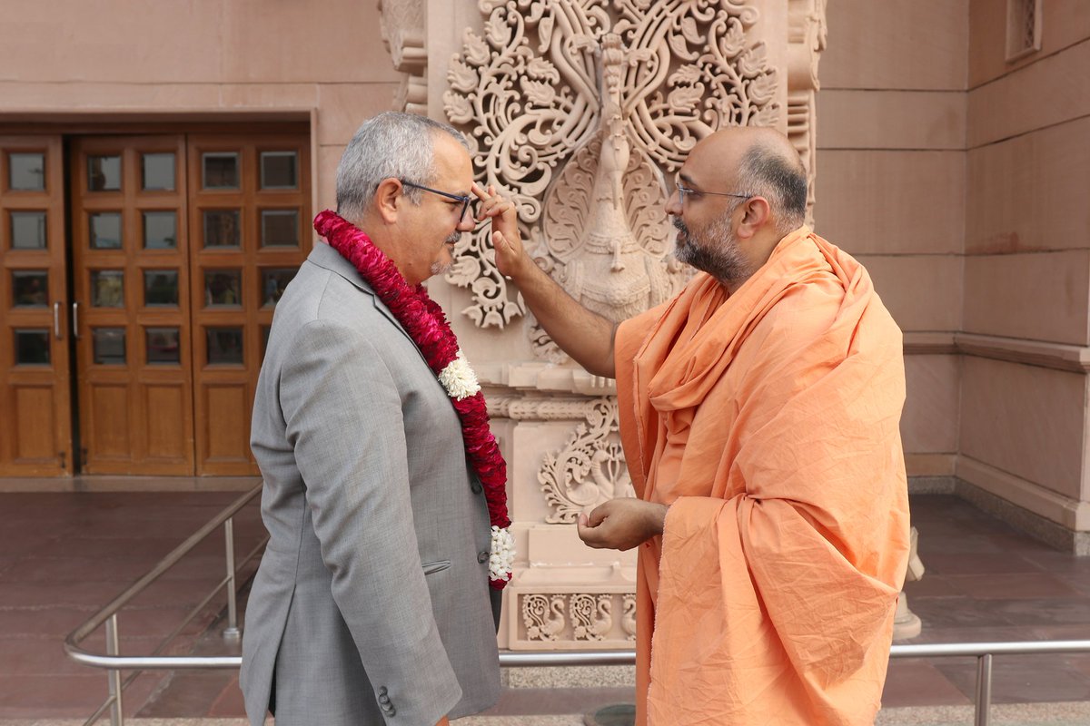 DelhiAkshardham's tweet photo. Aquí los recibimos con brazos abiertos!

Cuban Ambassador to India, Alejandro Simancas Marí "felt enriched with spirituality &amp; knowledge" after seeing Swaminarayan #Akshardham #Delhi. (6 Nov. 21)

Gracias por su visita. May friendship between #Cuba &amp; #India keep growing.

#BAPS https://t.co/tNTw2pPWTO