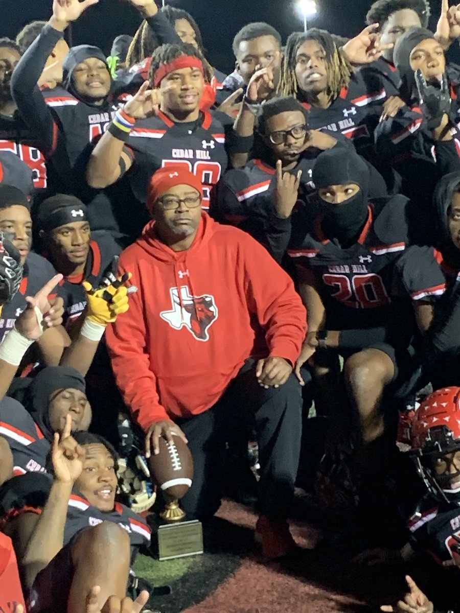 Foncelle74's tweet photo. Well, our Longhorns went and did it again with a 10-5 win in the first round of the playoffs in a rematch vs Bryan Vikings!🤘🏾🏈 @CarlosLynn @TheHillTthlFB #87 #senior2022 #onemorestep #TTHL #txhsfb #CedarHillFootball #LonghornFootball #THSCWA #lifewithcoach #fridaynightwives https://t.co/TD9qzWXh08
