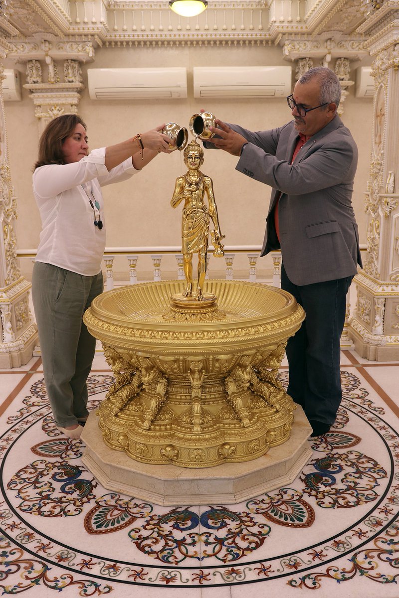 DelhiAkshardham's tweet photo. Aquí los recibimos con brazos abiertos!

Cuban Ambassador to India, Alejandro Simancas Marí "felt enriched with spirituality &amp; knowledge" after seeing Swaminarayan #Akshardham #Delhi. (6 Nov. 21)

Gracias por su visita. May friendship between #Cuba &amp; #India keep growing.

#BAPS https://t.co/tNTw2pPWTO