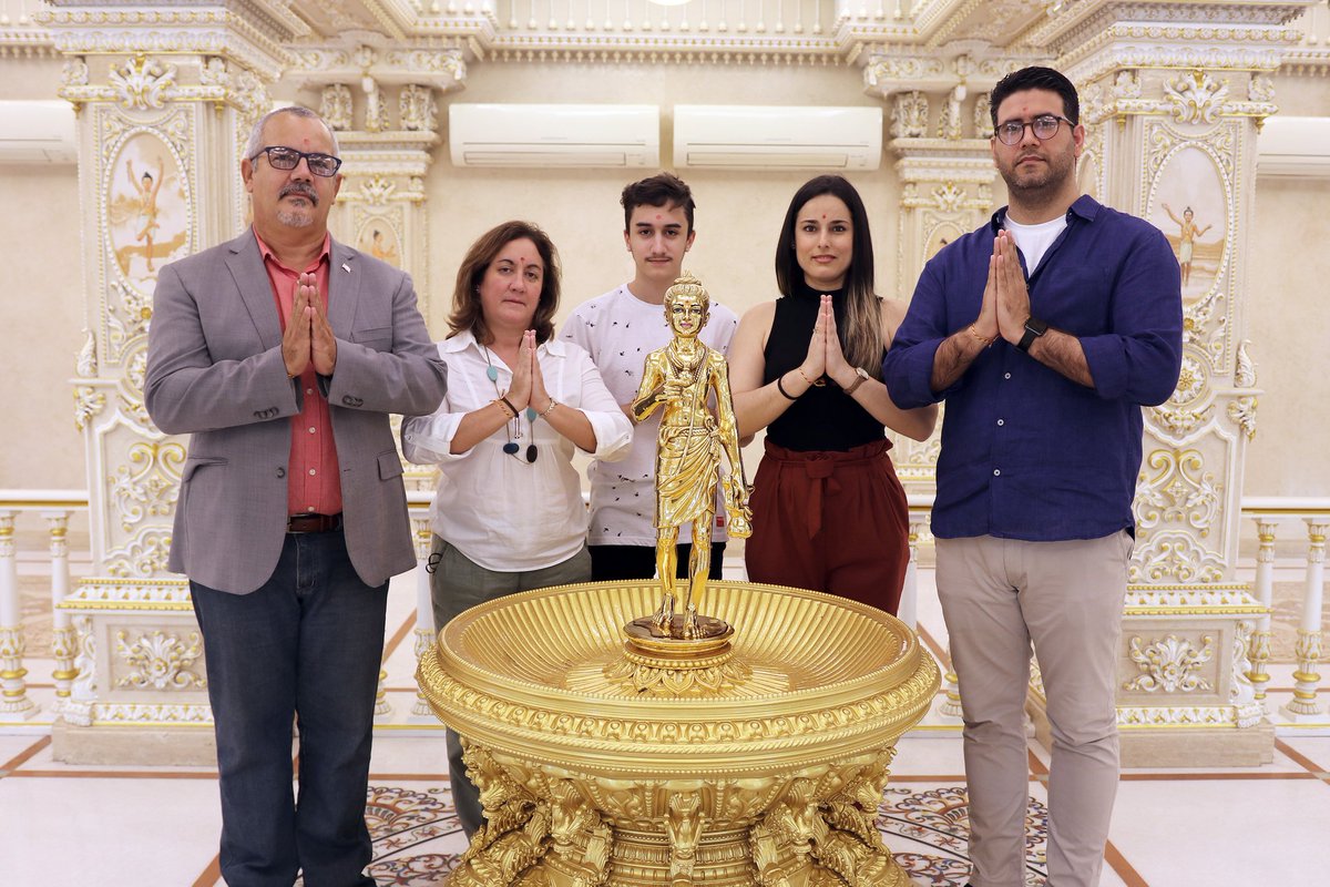 DelhiAkshardham's tweet photo. Aquí los recibimos con brazos abiertos!

Cuban Ambassador to India, Alejandro Simancas Marí "felt enriched with spirituality &amp; knowledge" after seeing Swaminarayan #Akshardham #Delhi. (6 Nov. 21)

Gracias por su visita. May friendship between #Cuba &amp; #India keep growing.

#BAPS https://t.co/tNTw2pPWTO