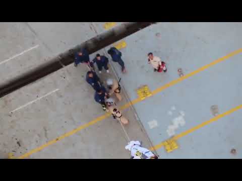 قوات التحالف تخلي احد طاقم السفينه الإيرانية المشبوهه سافيز dlvr.it/SCQjZL