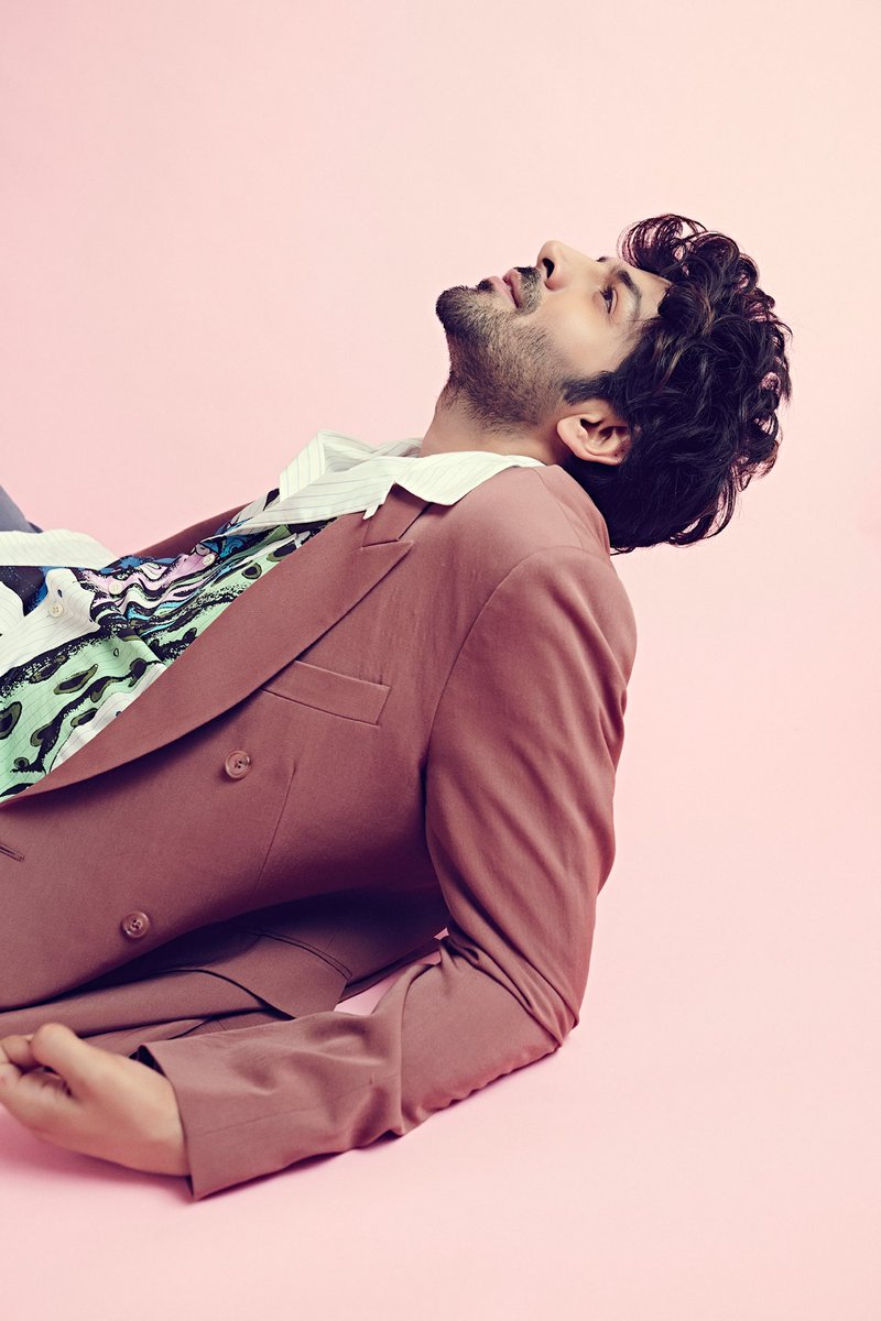 TheAaryanKartik's tweet photo. रंगीन #ArjunPathak 💥❤️‍🔥
#Dhamaka #19thNov 
On @NetflixIndia https://t.co/MQExmjzTK5