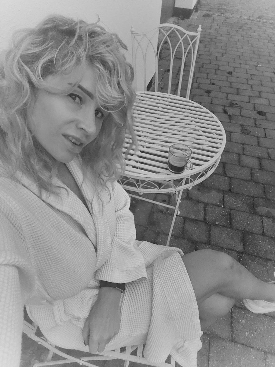 da_ALLewis's tweet photo. Rocking the dressing gown and trainers look for sunrise this morning😛(and #coffee)☕ our batteries need a recharge so plenty of rest and daylight required #selfcare #writerslift #WorldKindnessDay #lovelife #GIVELOVEBACK #tipstomakeadifference #earlyrisers #neurohacking #Saturday https://t.co/EIyU89FRyO