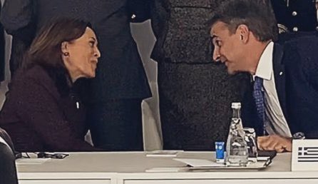 The power of seating arrangement !

 (by the way, whose to thank for that) #Mitsotakis #KamalaHarris