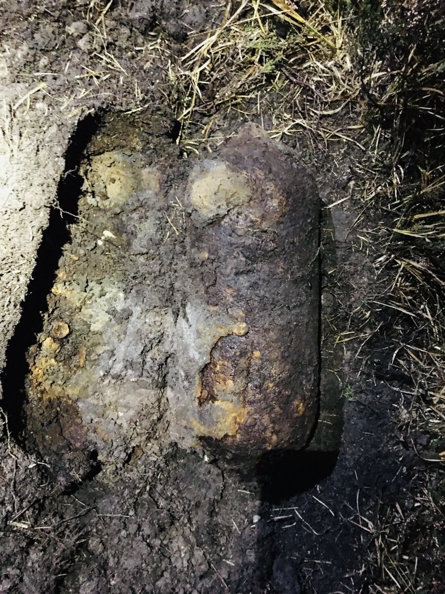 RN_DTXG's tweet image. EOD experts from SDU2 were called to a WW1 ‘Livens Mortar’ near Southampton. Used for gas and incendiary attacks during the war they can be filled with toxic chemicals. In full protective equipment the operator safely removed the bomb to protect the public. #bombfrog @RoyalNavy