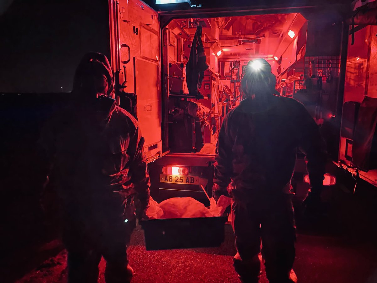 RN_DTXG's tweet image. EOD experts from SDU2 were called to a WW1 ‘Livens Mortar’ near Southampton. Used for gas and incendiary attacks during the war they can be filled with toxic chemicals. In full protective equipment the operator safely removed the bomb to protect the public. #bombfrog @RoyalNavy