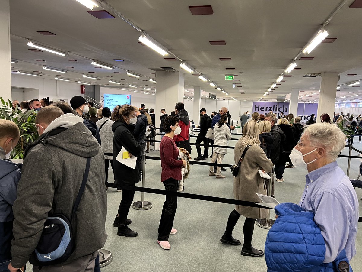 RealCorXy's tweet photo. @unserlandtirol Organisation beim Impfzentrum in @stadt_innsbruck = 0 🤬

Egal ob mit oder ohne Termin, man muss in der Masse anstehen. 

#Schildbürger #Tirol #Versager https://t.co/a7XBBgA8Fp