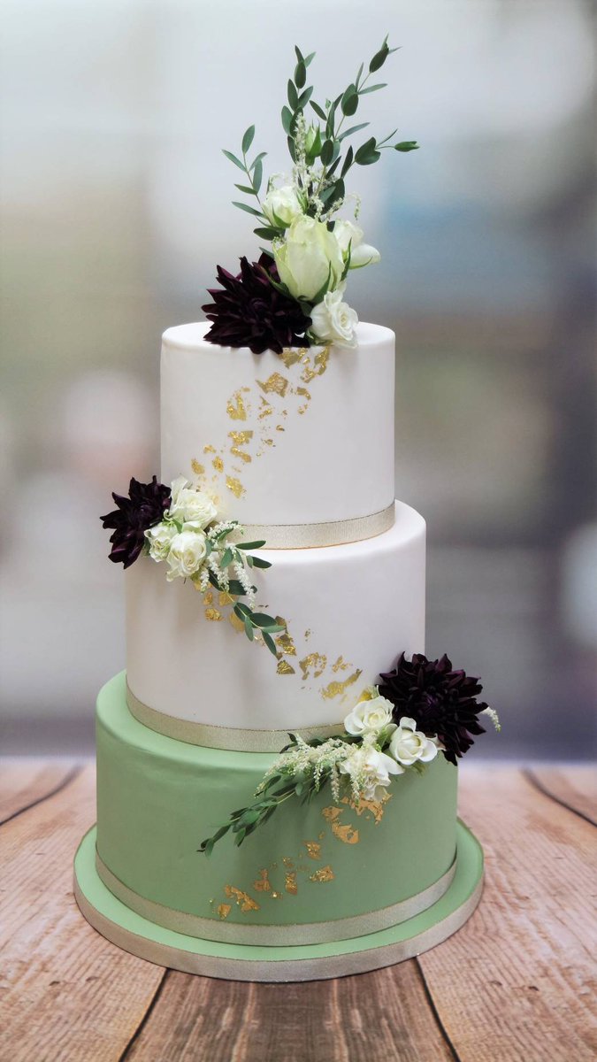 A simple modern wedding cake, finished off with edible gold leaf and fresh flowers 💐

#bespokecakeexeter #weddingcake #weddingcakeexeter #freshflowers #moderncake #goldleaf #sagegreen #exeterweddings  #southwestweddings