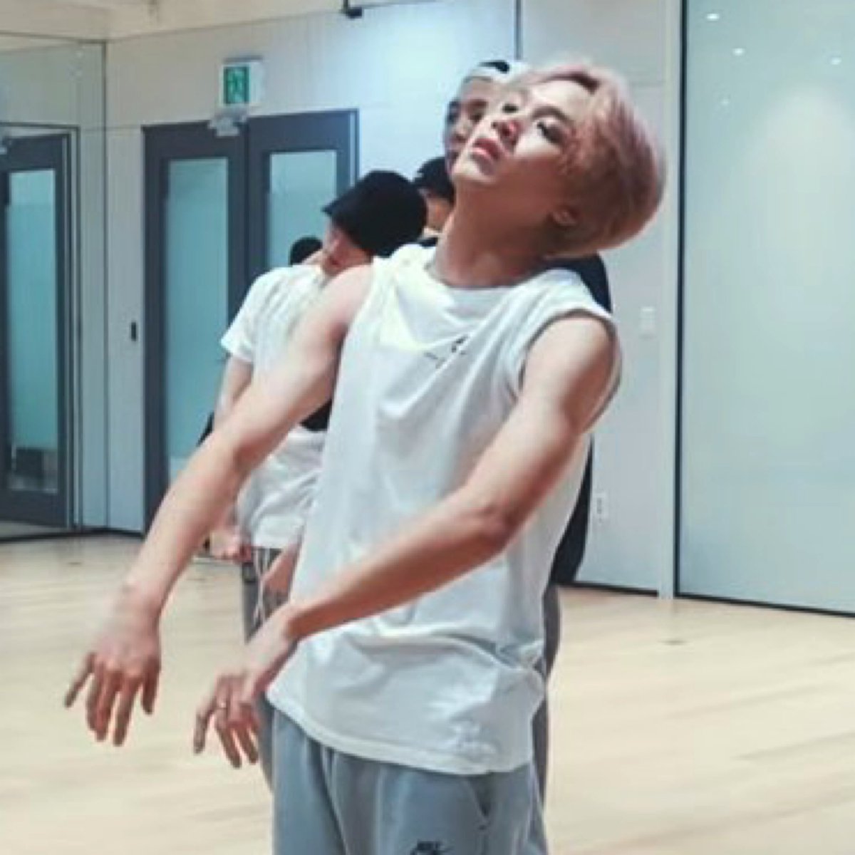 825lee's tweet photo. hyuckle stans how r we feeling …… i feel fucking FAINT https://t.co/9n0aBTS02d