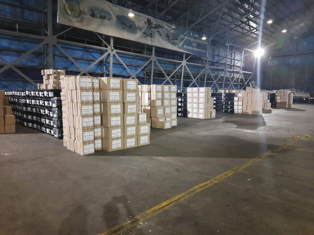 cne_lara's tweet photo. #13Nov Recibimos el 100% del Cotillón Electoral de las 1.987 Mesas Electorales distribuidas en 1.011 Centros de Votación, concluimos el proceso de revisión organización e inventario, ya preparados para el despliegue este lunes 15.
#EleccionesRegionalesyMunicipales2021 https://t.co/dlSU1dVlkU