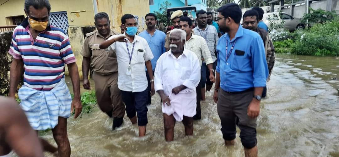 MunimaOffl's tweet photo. 76 வயசு. கன்னியாகுமரி மாவட்டத்தில் இரவுபகல் பாராமல் ரெண்டு நாளா களத்திலிருக்கும் MLA.

மற்ற காங்கிரஸ் MLA'க்கள் மற்றும் MP'யை காணோம். https://t.co/eX9VIc7VFT