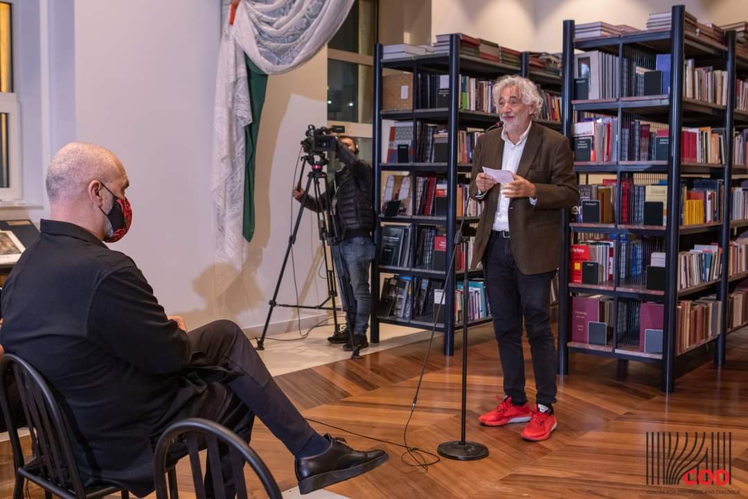 CODalbania's tweet photo. 1/3
Në bashkëpunim me Fondacionin “Benetton”, u hap dje në #COD ekspozita “Parallel 42 – A Circle of Humanity”, me praninë e Kryeministrit Edi Rama, Drejtorit të koleksionit “Imago Mundi”, ambasadorëve dhe sigurisht artistëve e kuratorëve të cilët e bënë të mundur këtë ekspozitë. https://t.co/kF5yzOBcLw
