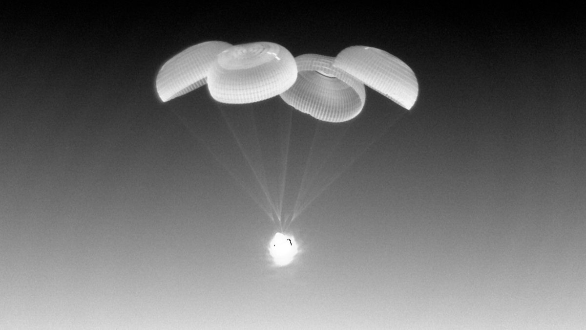 Thom_astro's tweet photo. I finally saw a few images of our return and it didn’t look bad from outside! From the inside, the plasma at 1900°C lighted up the capsule in pink through the window, before it was charred. A good distraction from the 4.54g which were not one’s favorite part 🌠 #MissionAlpha https://t.co/ftfIH3q9YS