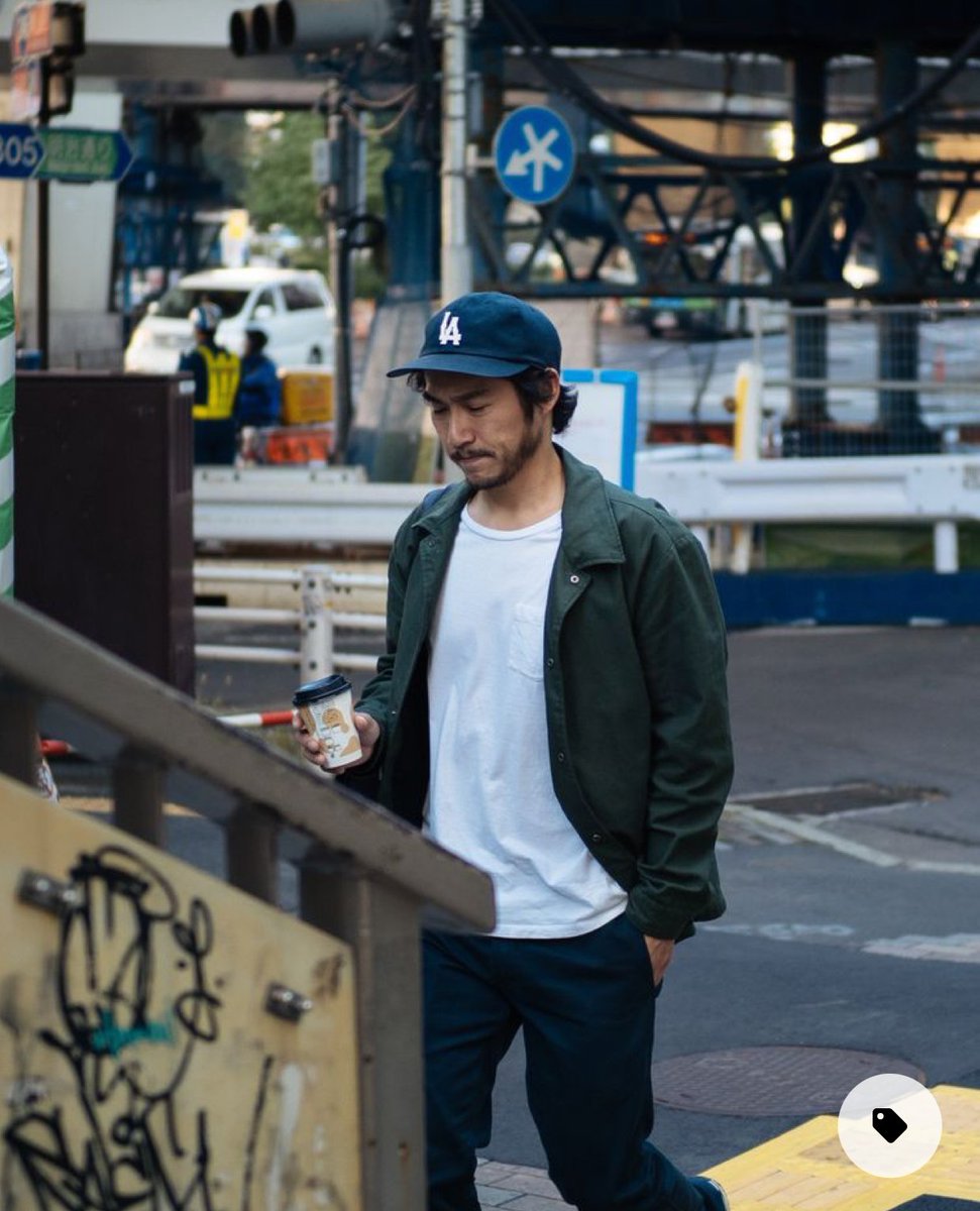 ceearedee_'s tweet photo. I absolutely love the simplicity here. White pocket T, windbreaker and a cap. It just works. No argument. 

📸 I think is from @meninthistown but I was not able to track it down to make 100% sure. If I have mistagged, lemme know! https://t.co/Dm6JPYJp2f