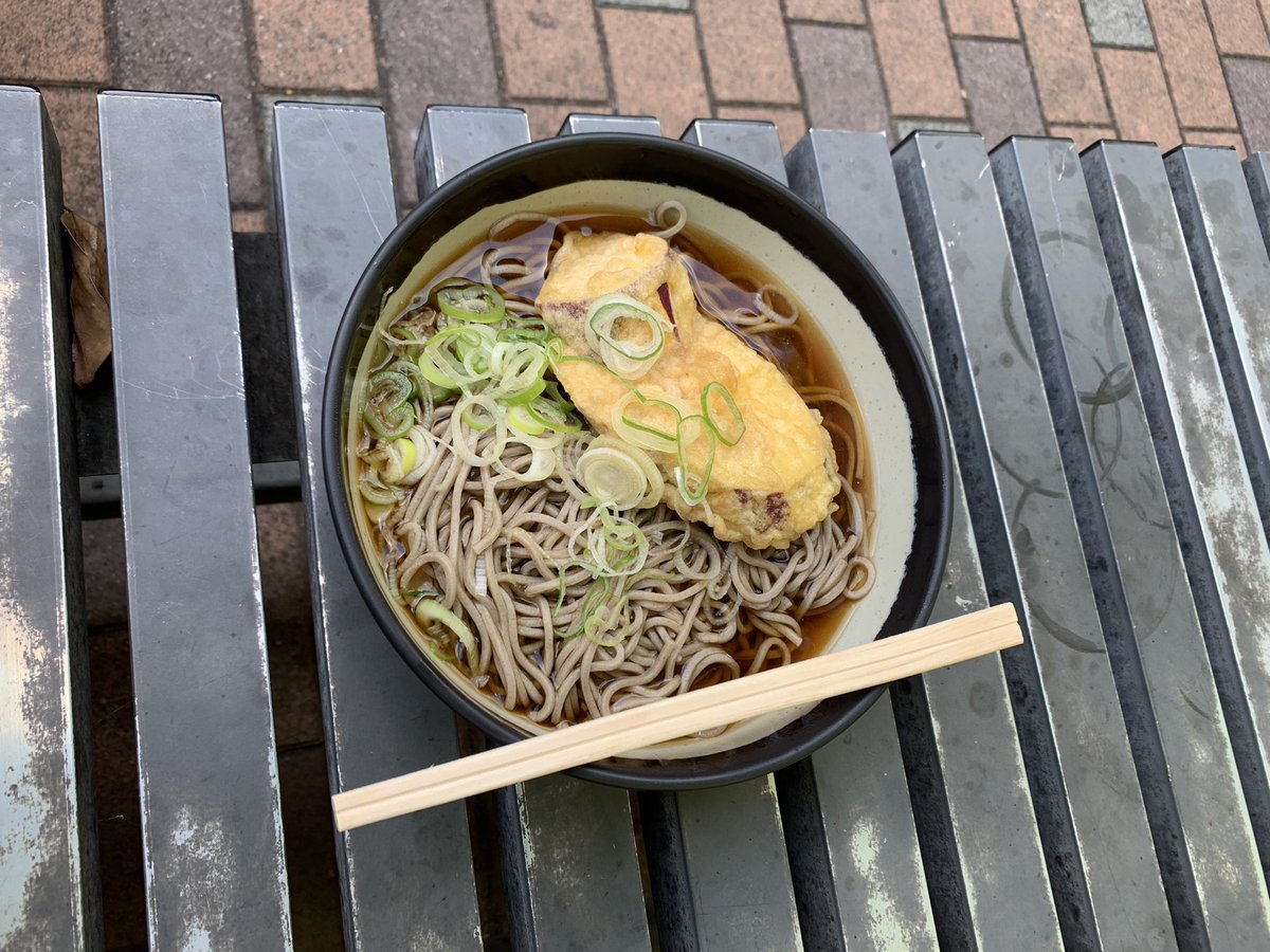 Eatech_titech's tweet photo. 【店紹介】
立ち食いそばよりみち・米次郎@大岡山
大岡山から歩いて10分ほど歩くとある少し遠い店
メディアでも紹介された有名店
一杯300円〜という破格の値段
これはいも天そばの大盛りですがこのボリュームで500円もしないという脅威のコスパ
店主が元バーテンダーらしい
#Eatech
#東工大周辺のご飯 https://t.co/2uIzdZra6p
