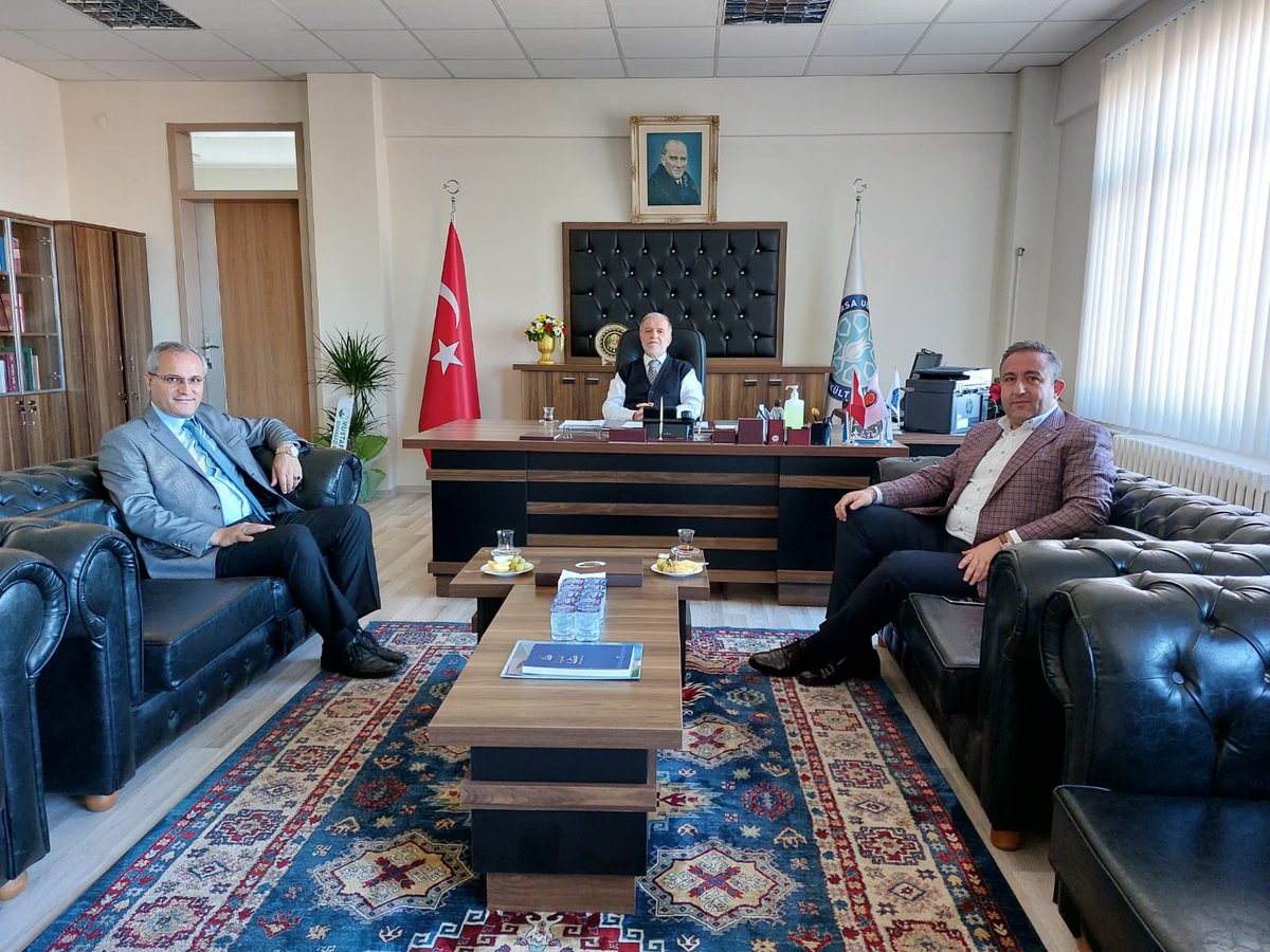 Ak Parti Osmangazi İlçe Başkanı Ufuk Çömez ve İlçe Yönetim Kurulu Üyesi Erol Öztürk dekanımız Prof. Dr. Ali Kaya'ya hayırlı olsun ziyaretinde bulundular.