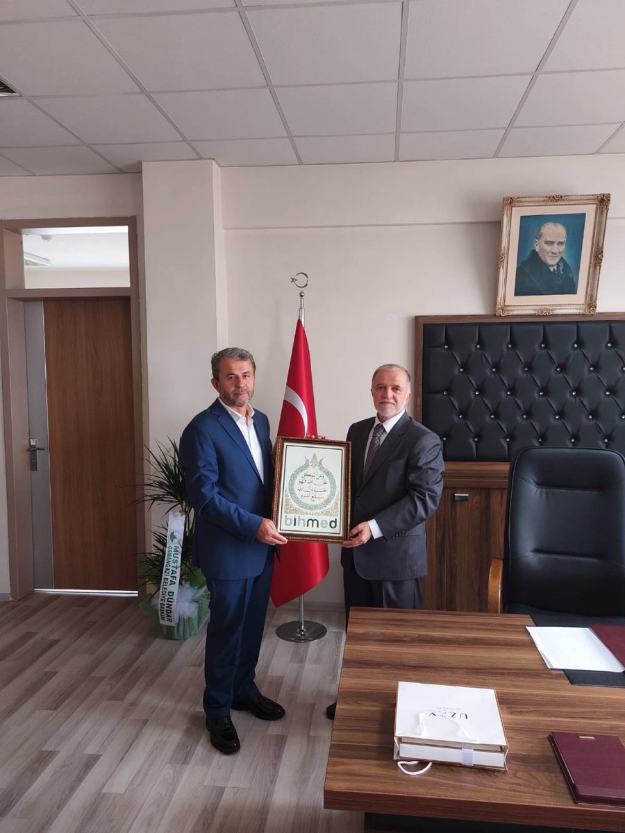 Bursa İmam Hatip Mezunları ve Mensupları Derneği başkanı Kadir Oruç Prof. Dr. Ali Kaya'ya hayırlı olun ziyaretinde bulundu.