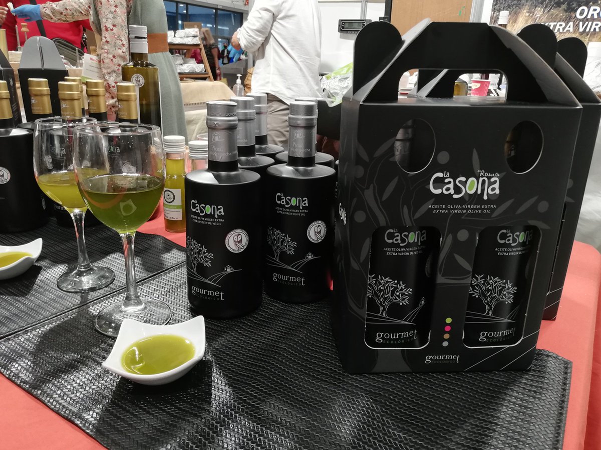 CasonaBioAove's tweet photo. El pack de dos botellas para #regalos es el obsequio ideal para regalar #salud esta #navidad #picual #arbequina #equilibrium #olivaresvivos #ecológico #AOVE https://t.co/1Mspu2baJA