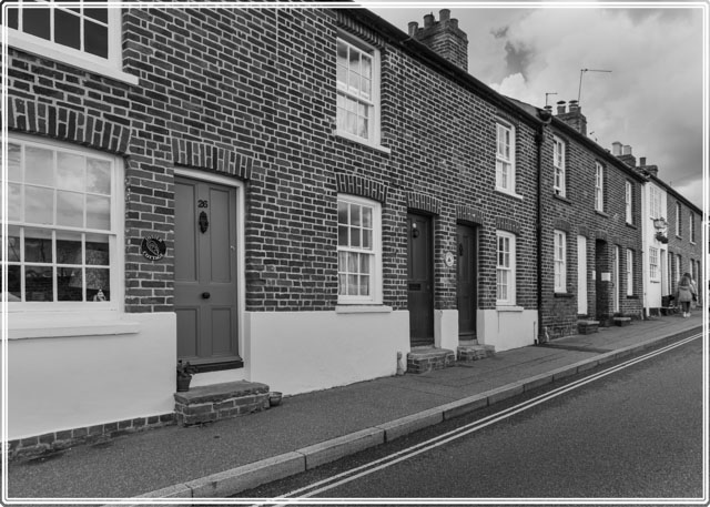 photos_dsmith's tweet photo. A row of #traditional #houses in #Molden, #Essex looking over the #estuary to the #town. These #terraced houses are all maintained by their current #owners and give an excellent view over the #waterfront. #blackandwhite #photography #travelphoto #worldtravelpics #PictureOfTheDay https://t.co/55htfDiE2Q