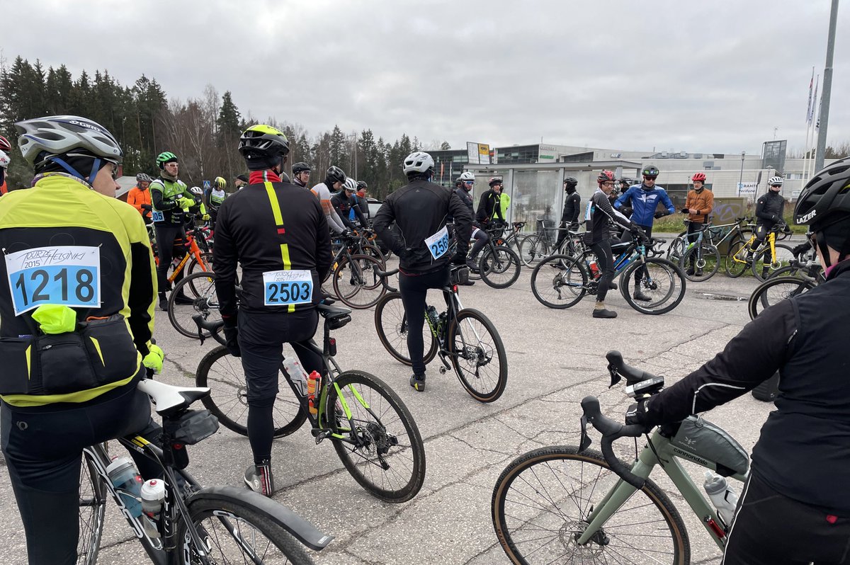 Tänään Vantaalla #hiekkatieralli, jossa tuli laitettua kisanumero ekaa kertaa selkään. Rapaista, iloista ja kovaa menoa. 🦵🦵