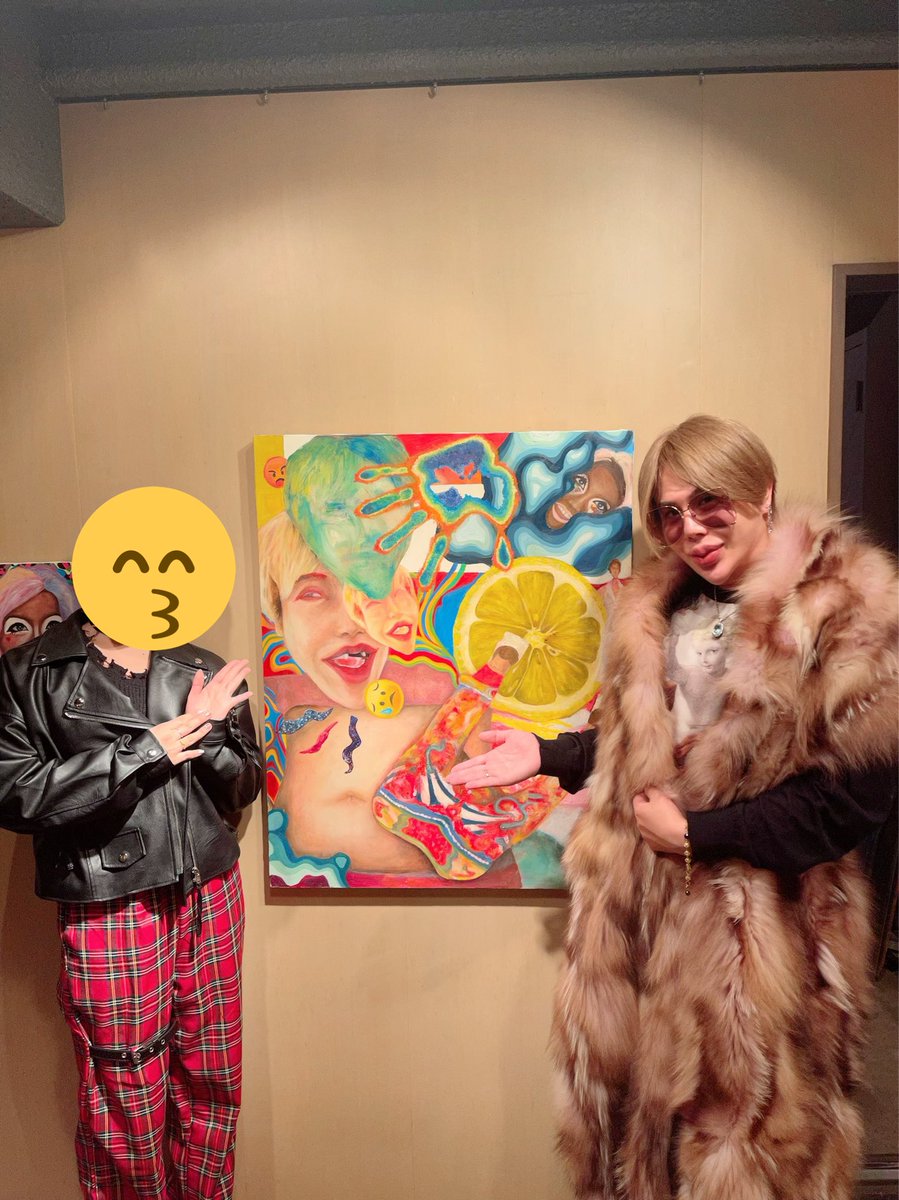 numenumego5's tweet photo. なんと、なんと…
🌹アレン様🌹がヒュルリら…と来場なさった。その凄まじく美しいｫｰﾗに圧倒された。
作品一つ一つをジットリ…と見つめｧｹﾞ沢山の感想をくださった。そして作品をプレゼントしたゎょ🎁🎁✨✨
アレン様に愛でられるこの作品たち。ｳｧﾀｸｼゎﾏｯｺﾄ幸せ者です。 https://t.co/DT1qMnN5hE