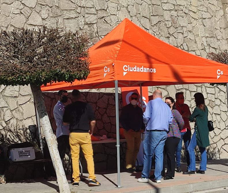 RealJoseMaria's tweet photo. Acompañando a los compañeros de @CsAxarquiaOcc , en la carpa informativa organizada en el municipio de Algarrobo, donde han estado explicando a los vecinos los objetivos alcanzados como gobierno en su ayuntamiento. ¡Gran trabajo!

@CsMalaga_Prov https://t.co/NPSgIpDKuS