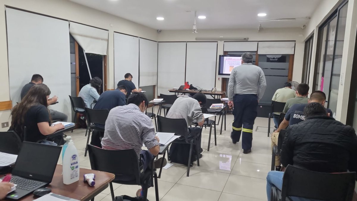 DECAPCBN's tweet photo. Este fin de semana se realiza de manera simultanea en cuarteles @bomba2cl y @BombaLaFlorida curso "Primap" primera respuesta a incidentes con materiales peligrosos. Realizados por instructores  @CuartaCompania y @ANB_Chile 
@BomberosNunoa
@comandante_cbn https://t.co/awZJkvp8uO