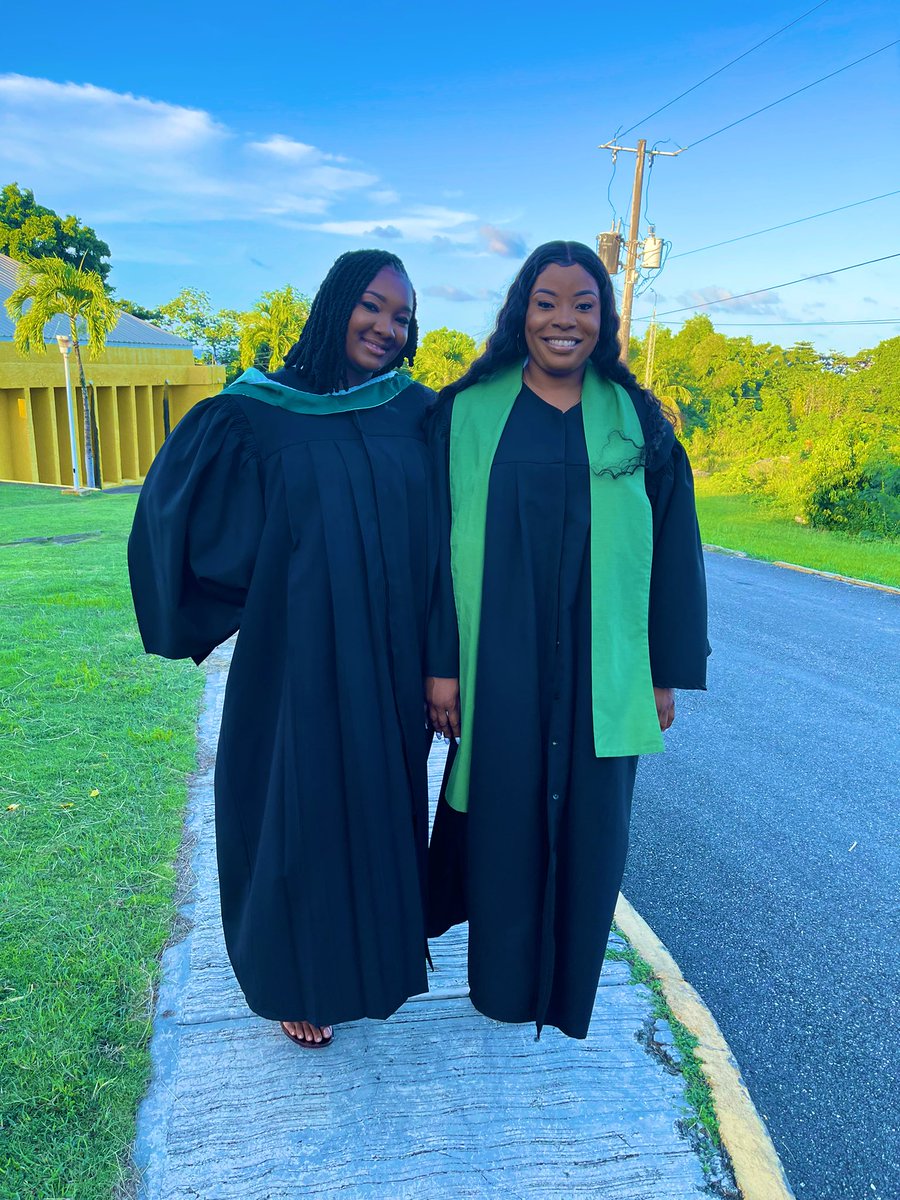 Toniilee2's tweet photo. 🎓 https://t.co/xfethpQ0HS