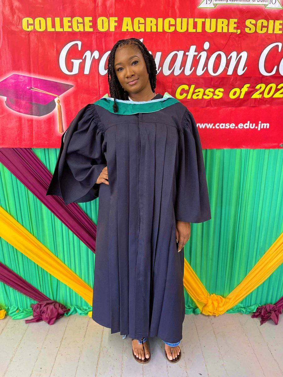 Toniilee2's tweet photo. 🎓 https://t.co/xfethpQ0HS