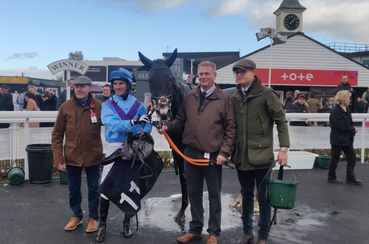 Gavin came from behind to finish quite comfortably under Danny Burton to win the Ringwood Razorback Handicap Hurdle for Joe Ponting 🥇👏