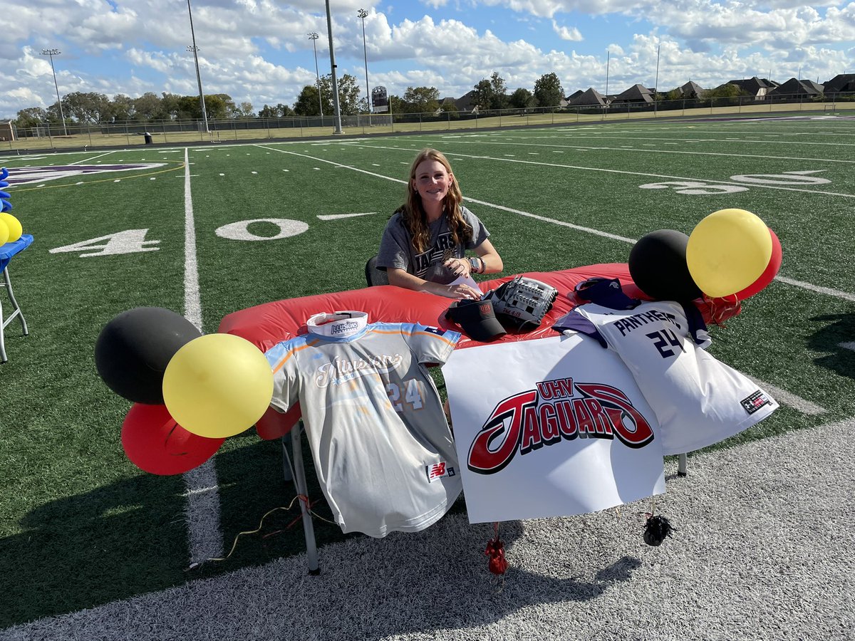 callieeem1's tweet photo. Next 4 years!!! I can’t wait!! ❤️🖤 @UHV_Softball @UHVictoria https://t.co/bxutixs0uy