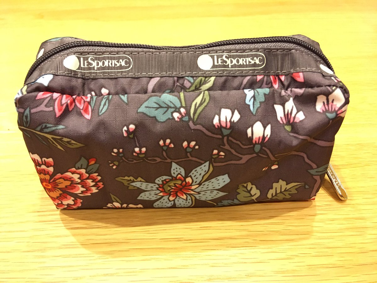 chisetom's tweet photo. 使っていた化粧ポーチの汚れがひどくなったので、新しいポーチを買いました。

アウトレットのお店で、レスポートサックのポーチが半額+10％引きで1287円！

店員さんが、同じ柄のものを3つ出してくださり、布の柄の出方を見て選ばせてくれました。 https://t.co/bVWXTf2Qdl