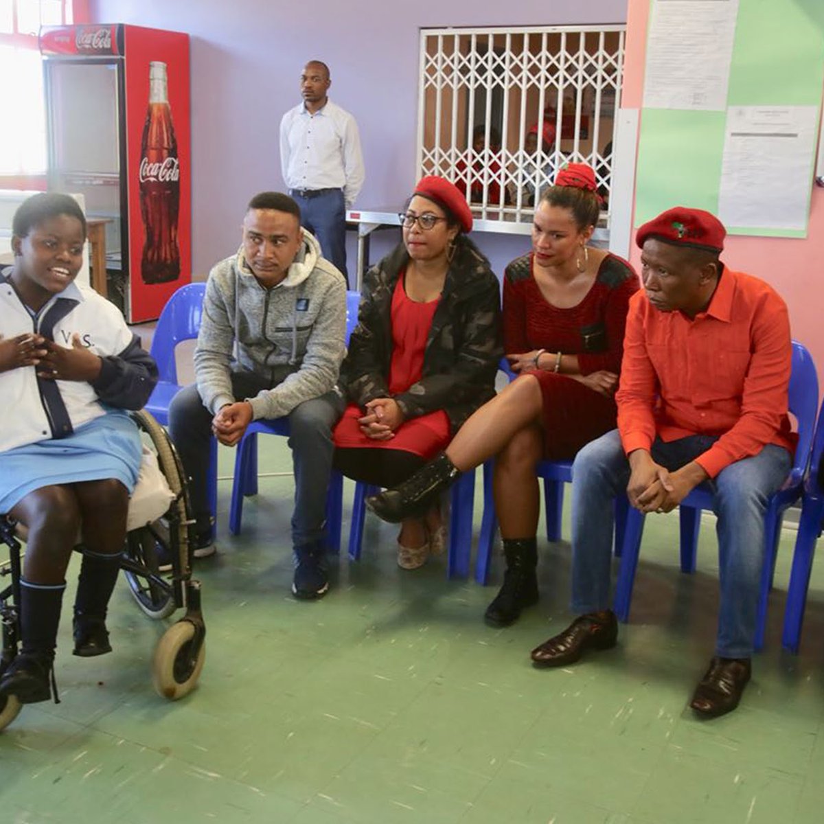 Mutwanamba_SA's tweet photo. Julius Malema nd the EFF have been bribing people since 2013 nd they ain't gonna stop now. They bribe people w/ houses, boreholes, wheelchairs, land, tractors, education, jobs to mention just a few. Haters should be telling the organisations they vote for what to do, not the EFF! https://t.co/Ej9CDs5q7w