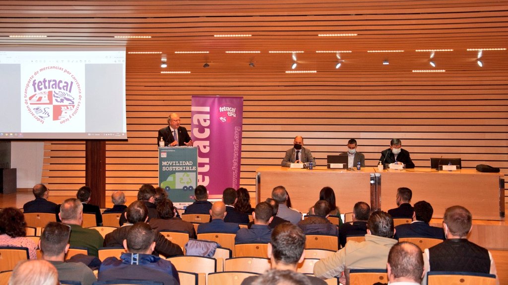 cescyl's tweet photo. 🗓Hoy el presidente del @cescyl, Enrique Cabero, ha inaugurado esta mañana una jornada de #FETRACAL sobre #MovilidadSostenible en la @feriavalladolid #camiones #energía #futuro https://t.co/VKSB23Bthl