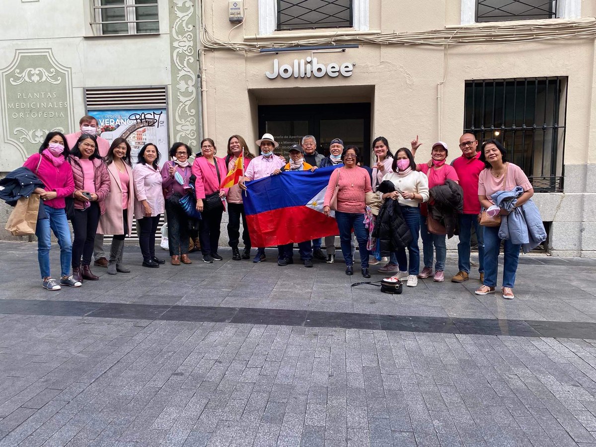 Ana92750547's tweet photo. Biglaang yayaan lang po to sa Madrid ng mga KAKAMPINK.
#LeniforPresident2022 
#LeniKiko2022
@lenirobredo https://t.co/VnluZ4oRgV