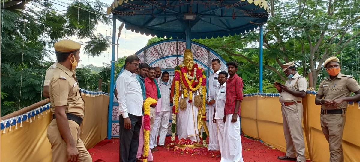 Gunasekaranpan3's tweet photo. #தேவேந்திரகுலசக்கரவர்த்தி  #இராஜராஜசோழன்  அவர்களின் 1036 வது #சதயவிழா வில்  திருஉருவ சிலைக்கு  மரியாதை செய்யப்பட்டது. உடன் பாஜக திரு. பரணி செட்டியார், அம்மாபேட்டை ஓ.து.தலைவர் வரதராஜன் அவர்கள்.
@annamalai_k @GKNagarajBJP
@bjp4thanjavur
@Oreynaadu_TN
#RajaRajaCholanSadhayaVizha https://t.co/VbPRxLqrvr