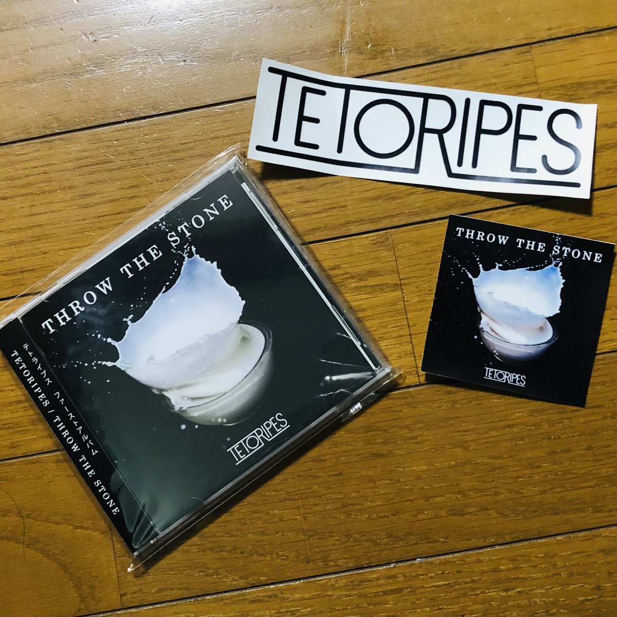 eoZUJPVkWXGqg05's tweet photo. TETORIPESのファーストアルバム
やっと聴けた❗️

どの曲もカッコいい
特に『悪い癖』が最高✨

大好物のステッカーも嬉しい！
ポラも嬉しい

THROW THE STONE

STONEにはONEが入ってる
この発想がオシャレ✨

ひとりでも多くの人に聴いてほしい
できれば買ってほしいよ

#TETORIPES
#ThrowTheStone https://t.co/Wq7KPUPhP4