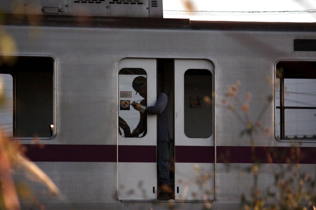 TOQ_sustina's tweet photo. #北館林 に行くたびにこの季節だと暗くなってしまい何も見えませんが、、久しぶりに太陽のある時間に行くことが出来ました！
ちょうど解体中の #東京メトロ #8000系 #8103F が見れて良かったです
元気に走ってる #メトロ8000系 見たあとにこれ見ると悲しくなりますね、、 https://t.co/i2eEzFUZkt