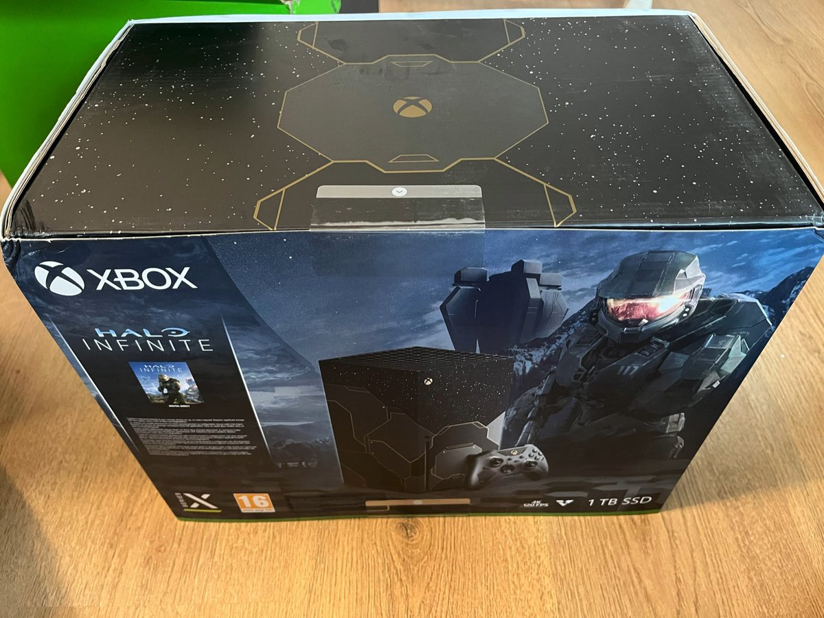 ShalinaScherer's tweet photo. @XboxBotDe OMG! Darf ich vorstellen meine Xbox Series X Halo Edition ❤️🥰 sogar noch vor Release angekommen! 😍 https://t.co/PynuxW4yub