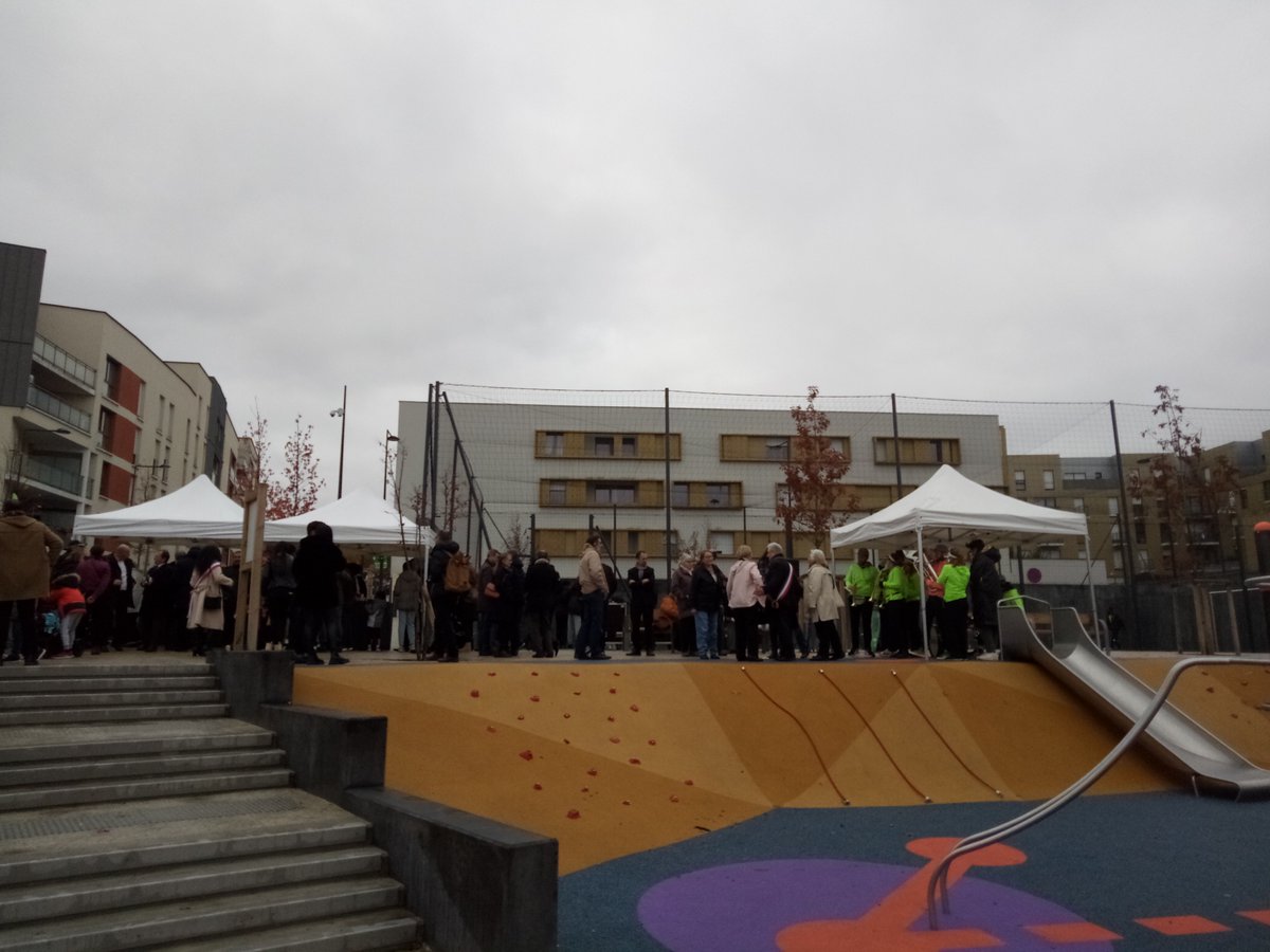 Inauguration ce matin du square Evelyne Dupont à <a href="/pierrefitte_93/">Ville de Pierrefitte-sur-Seine</a> en présence d'Evelyne Dupont <a href="/MathieuHanotin/">Mathieu Hanotin</a>, <a href="/MichelFourcade/">Michel Fourcade</a>, <a href="/GildasMaguer/">Gildas Maguer</a>. Aménagé par la SEM, il porte le nom de celle qui s'est consacrée aux enfants pierrefittois comme institutrice et maire adjointe éducation