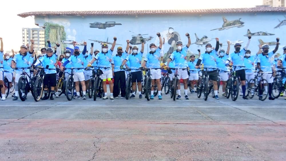 JSilvaAponte's tweet photo. #Ahora||🚴‍♂️🚴🏻‍♀️ BICICLETADA 101 ANIV AMB 🚴🚴‍♂️
Cuanta alegría y camaradería presentes en esta hermosa mañana aragueña, para dar inicio en unión cívico-militar a una magnífica bicicletada, desde el @LimiliberA- @BasucreAMB hasta @amab_umbv. ¡Rumbo a los 101 Aniv de nuestra AMB! #13Nov https://t.co/dVNLii30g8