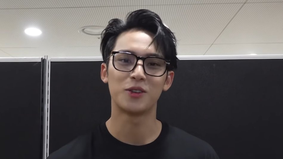 lattegyu_'s tweet photo. and boyfriend of the year goes to kim mingyu 🖤 https://t.co/YDx34euBOm