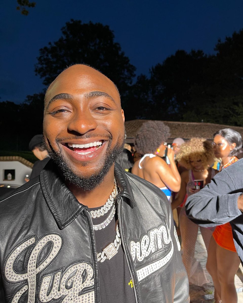 Davido is probably one of the happiest men I’ve ever met😂😂 

Soft Makeup by me period 💯🤞🏾