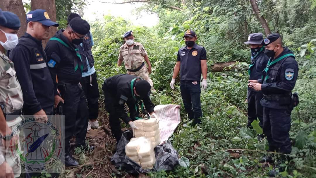 MayWongST's tweet photo. Another drug bust along #Thailand-#Myanmar border. Political instability in Myanmar has helped drug trade to thrive. Traffickers exploit loopholes/security failures/distractions to move huge amount of illicit drugs.Tune into upcoming @FCCThai talk on this #WhatsHappeninglnMyanmar https://t.co/lAeZ9jOEV6