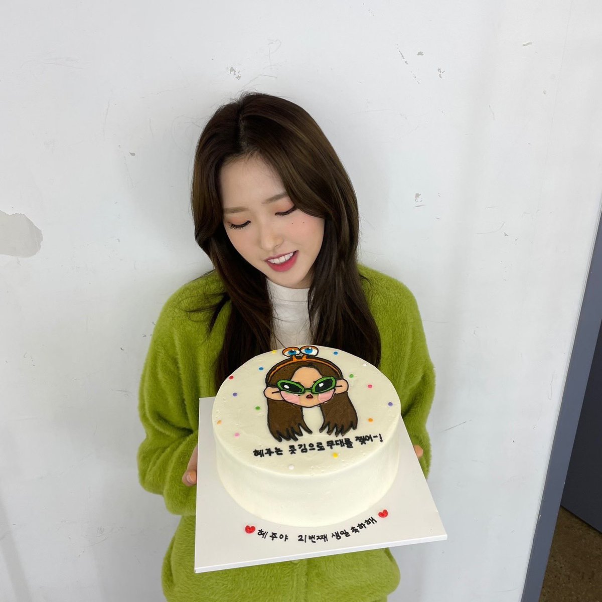 L00NAVITY's tweet photo. the cakes😭😭😭😭 https://t.co/OmAO9Du3p0