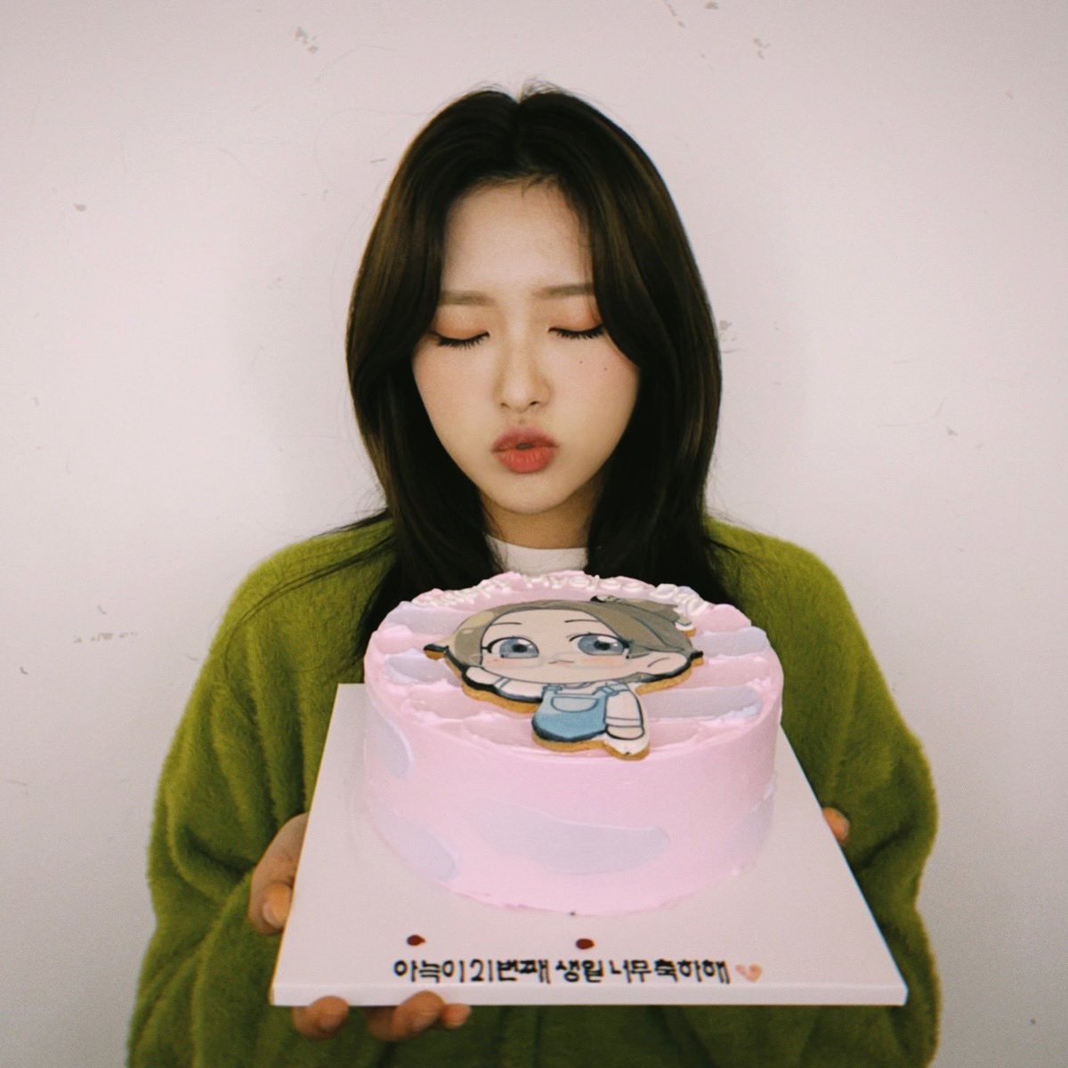 L00NAVITY's tweet photo. the cakes😭😭😭😭 https://t.co/OmAO9Du3p0