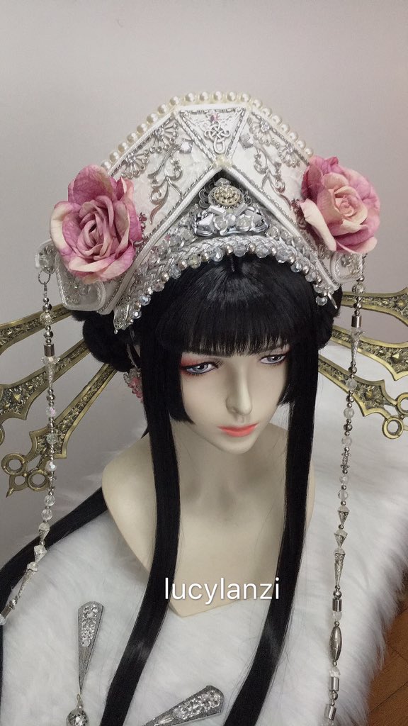 lucylanzi's tweet photo. Alice：Hairstyle and hat details

#SCISSORSCROWN 
#cosplay https://t.co/5QHfn0UqOD