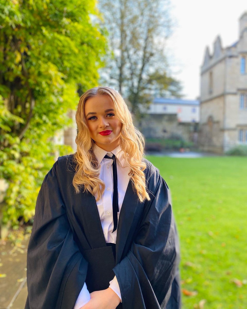 KatieLouWilson's tweet photo. What, like it’s hard? 🎓✨ #graduation #Oxford #oxfordgrad #firstgen https://t.co/vwydxtnTyi